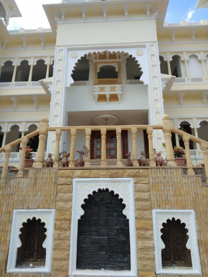 Golden Hands - Palace Raj Kumbha Hotel Kumbhalgarh