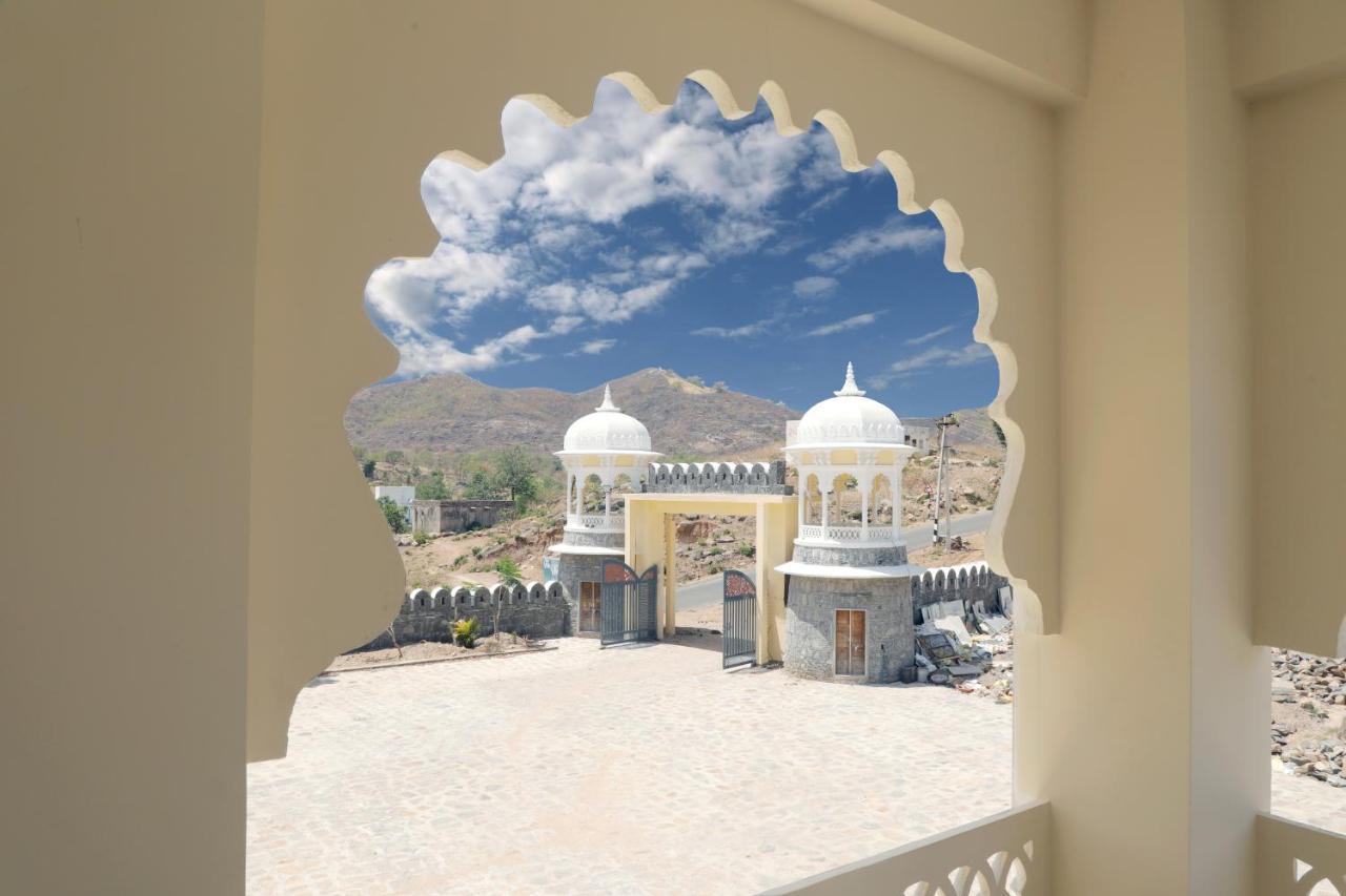 Hotel Destinn The Neergarh Palace & *