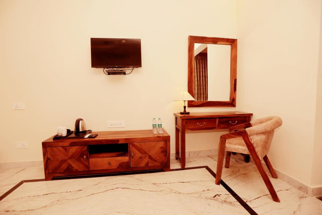 Hotel Destinn The Neergarh Palace & *
