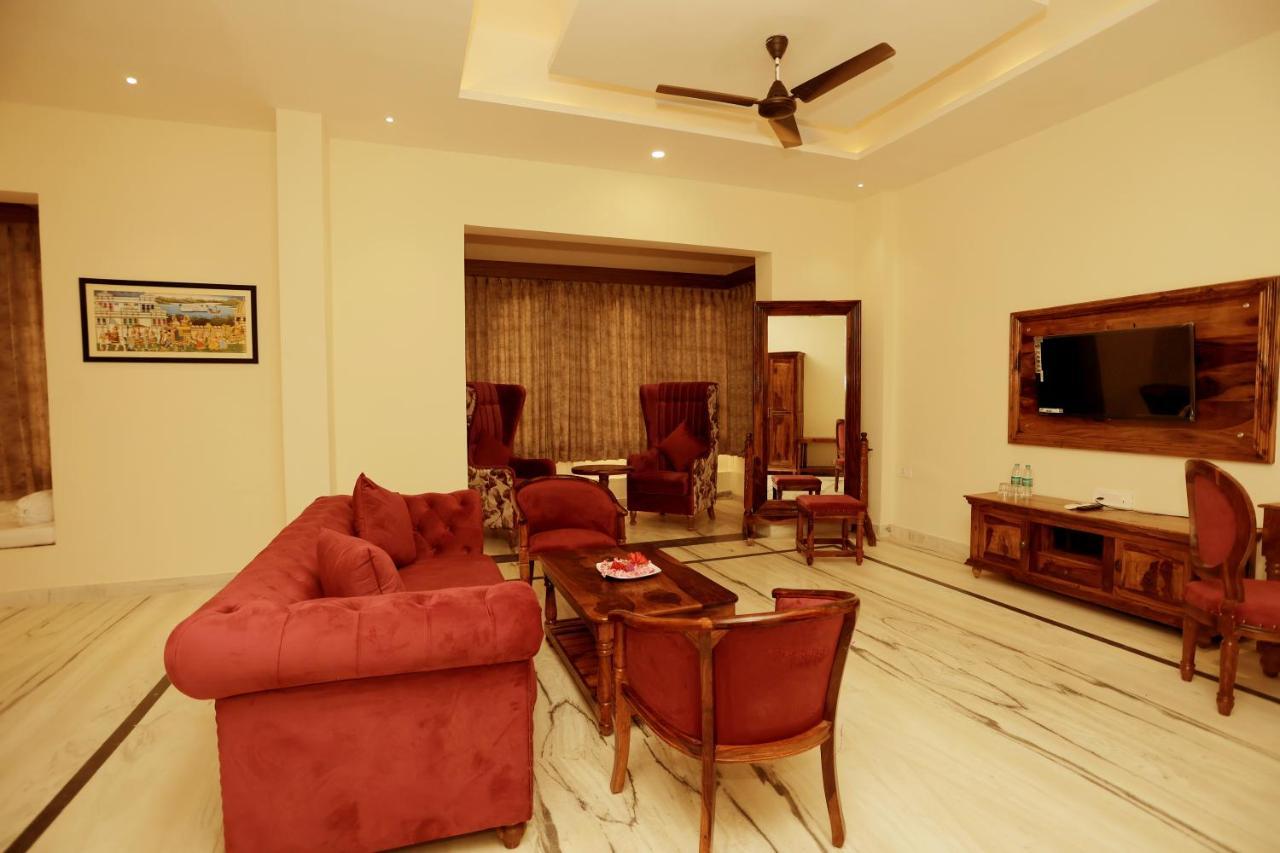 Destinn The Neergarh Palace & *