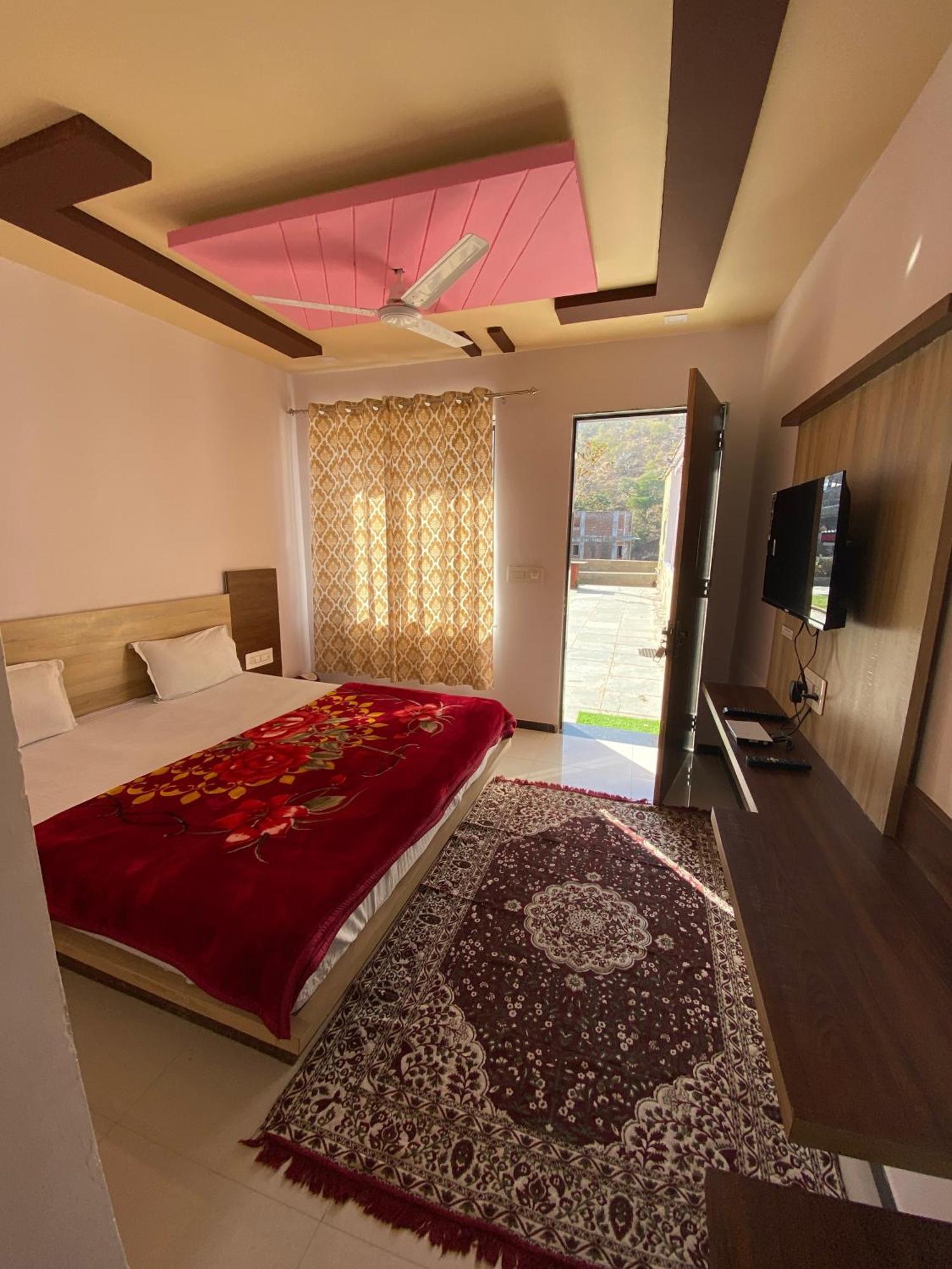Jaigarh Palace *