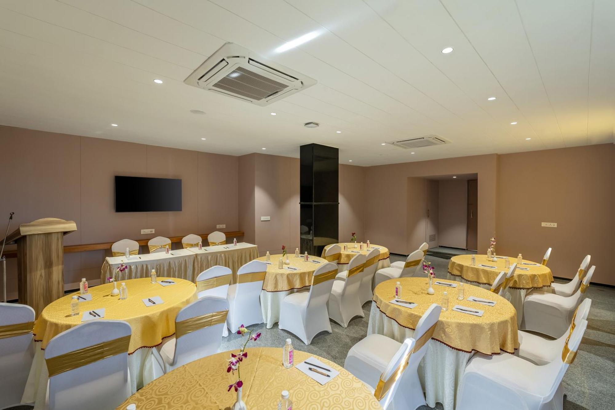Stone Wood Premier Hotel 3*