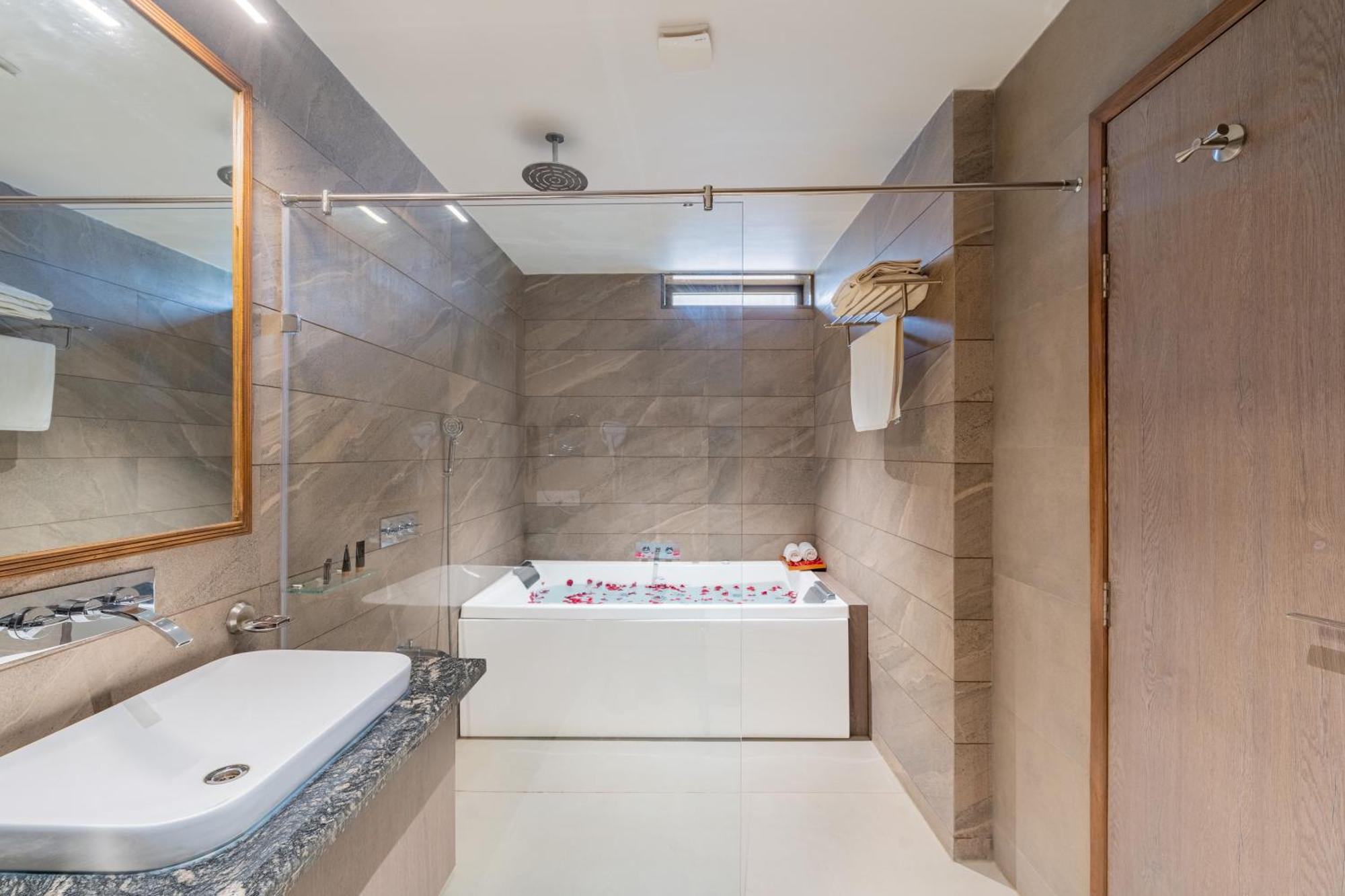 Stone Wood Premier Hotel Kumbhalgarh