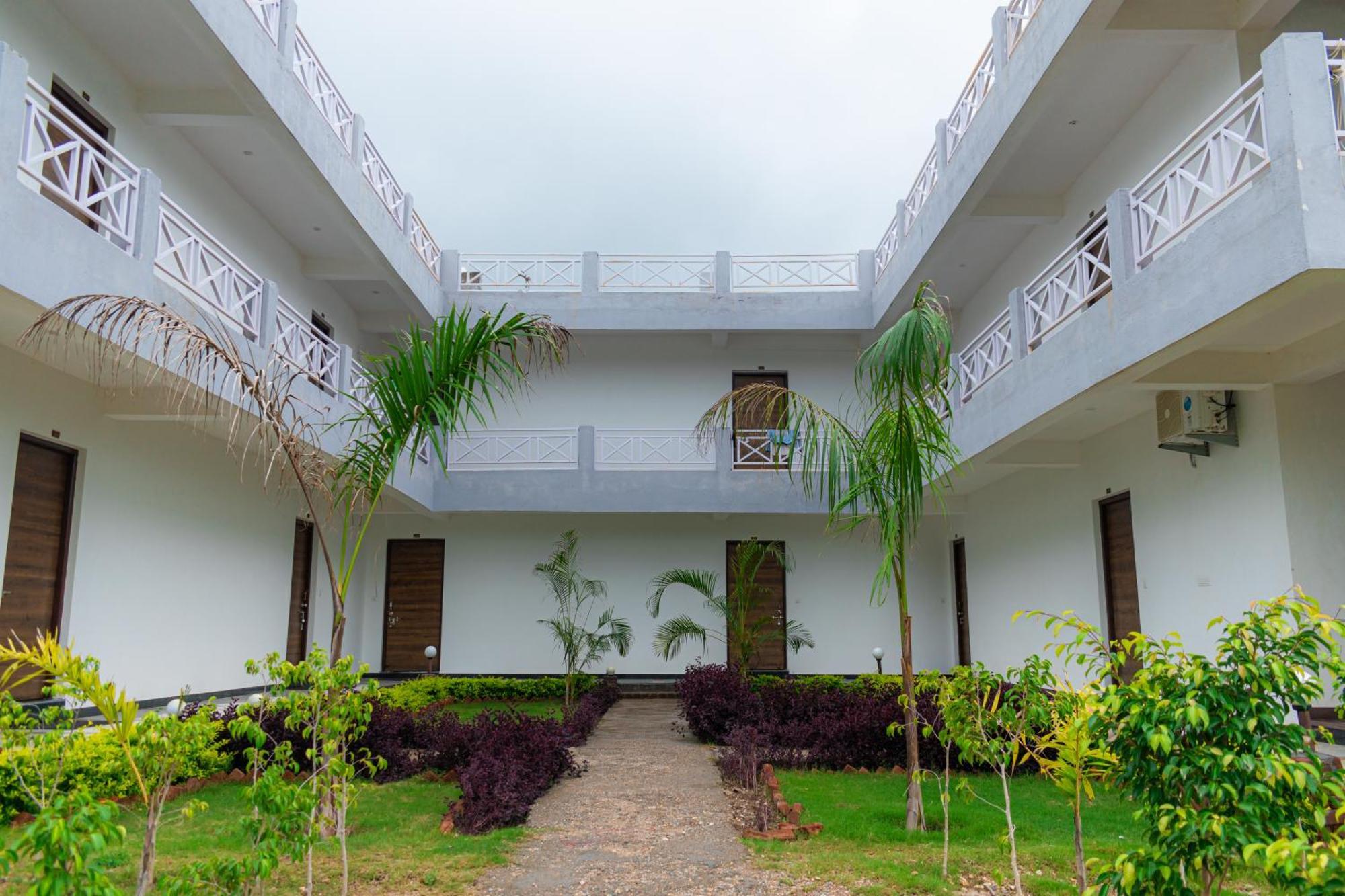 The Sky Imperial Pavoreal Jungle Resort *