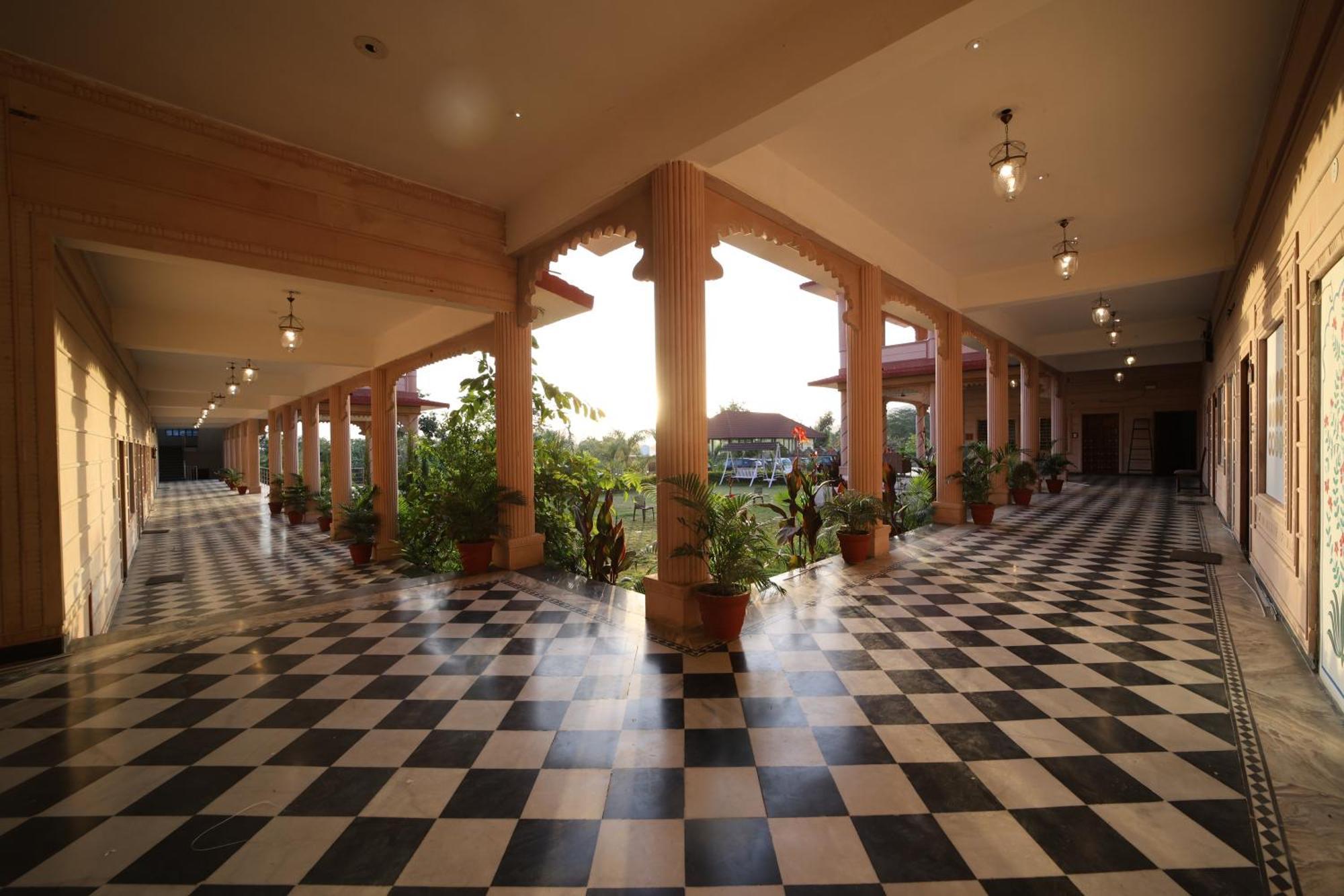 Jai Niwas Palace 3*