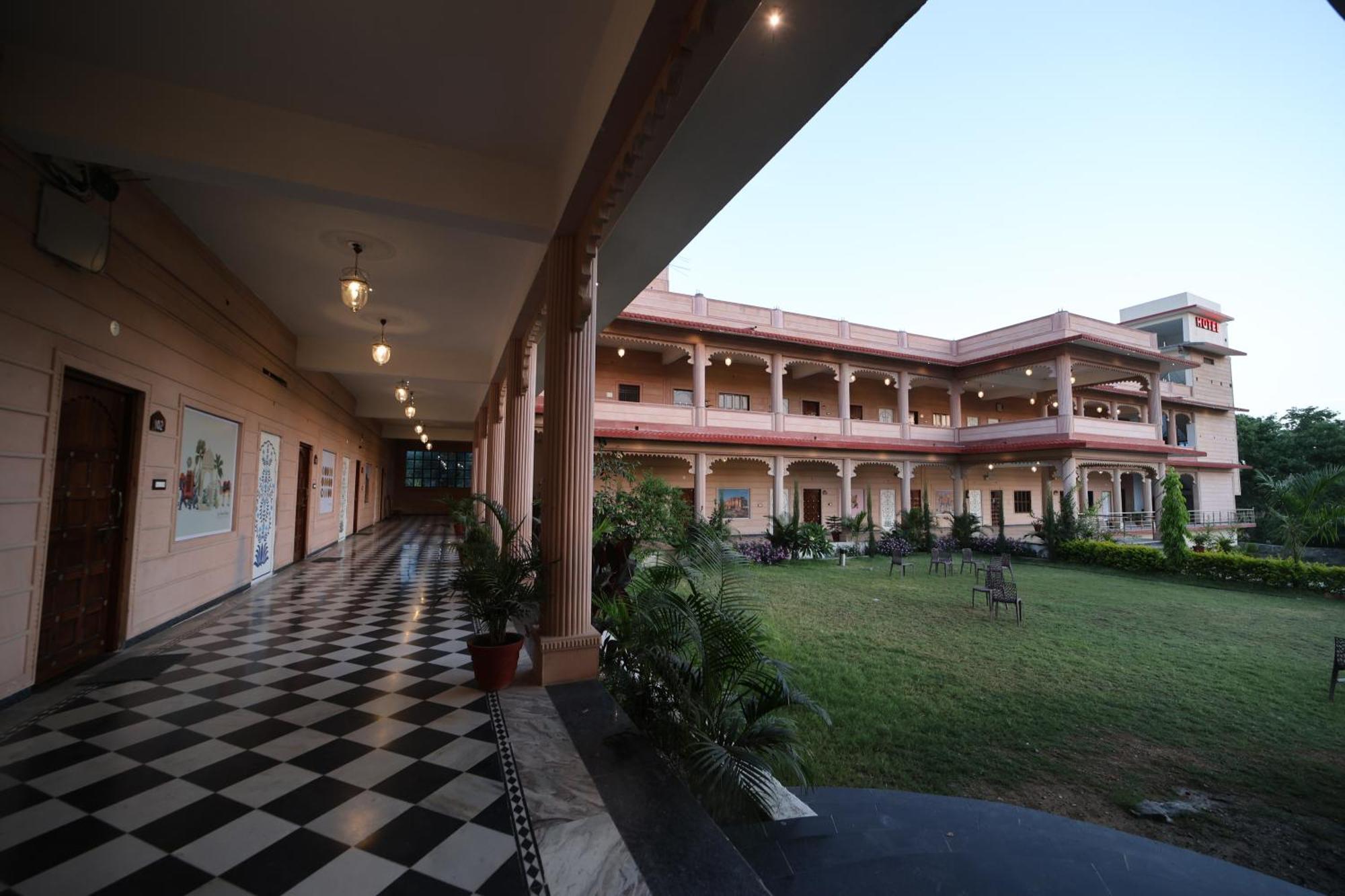 Jai Niwas Palace Resort 3*