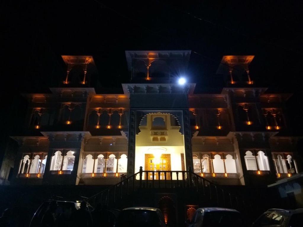 Golden Hands - Palace Raj Kumbha Hotel Kumbhalgarh