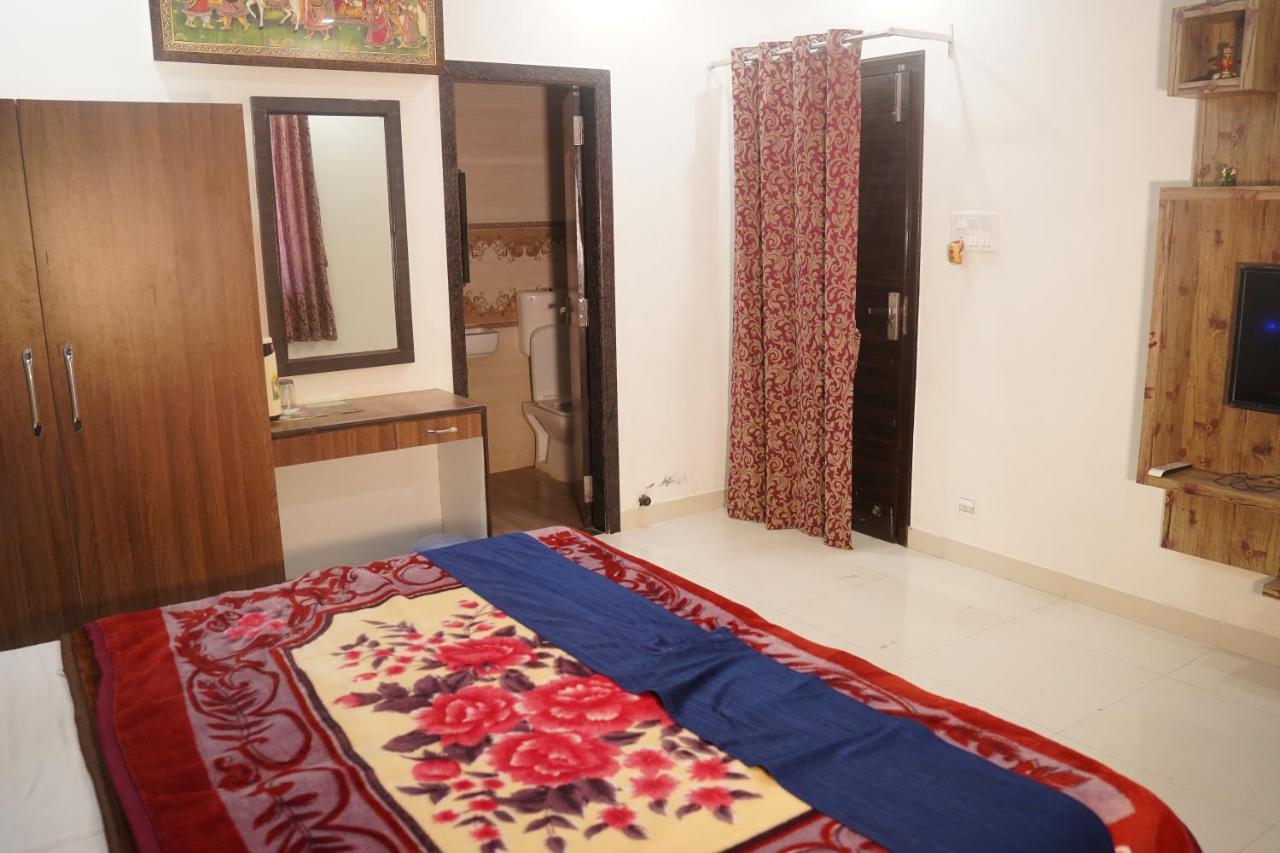 Raj Palace Hotel 3*
