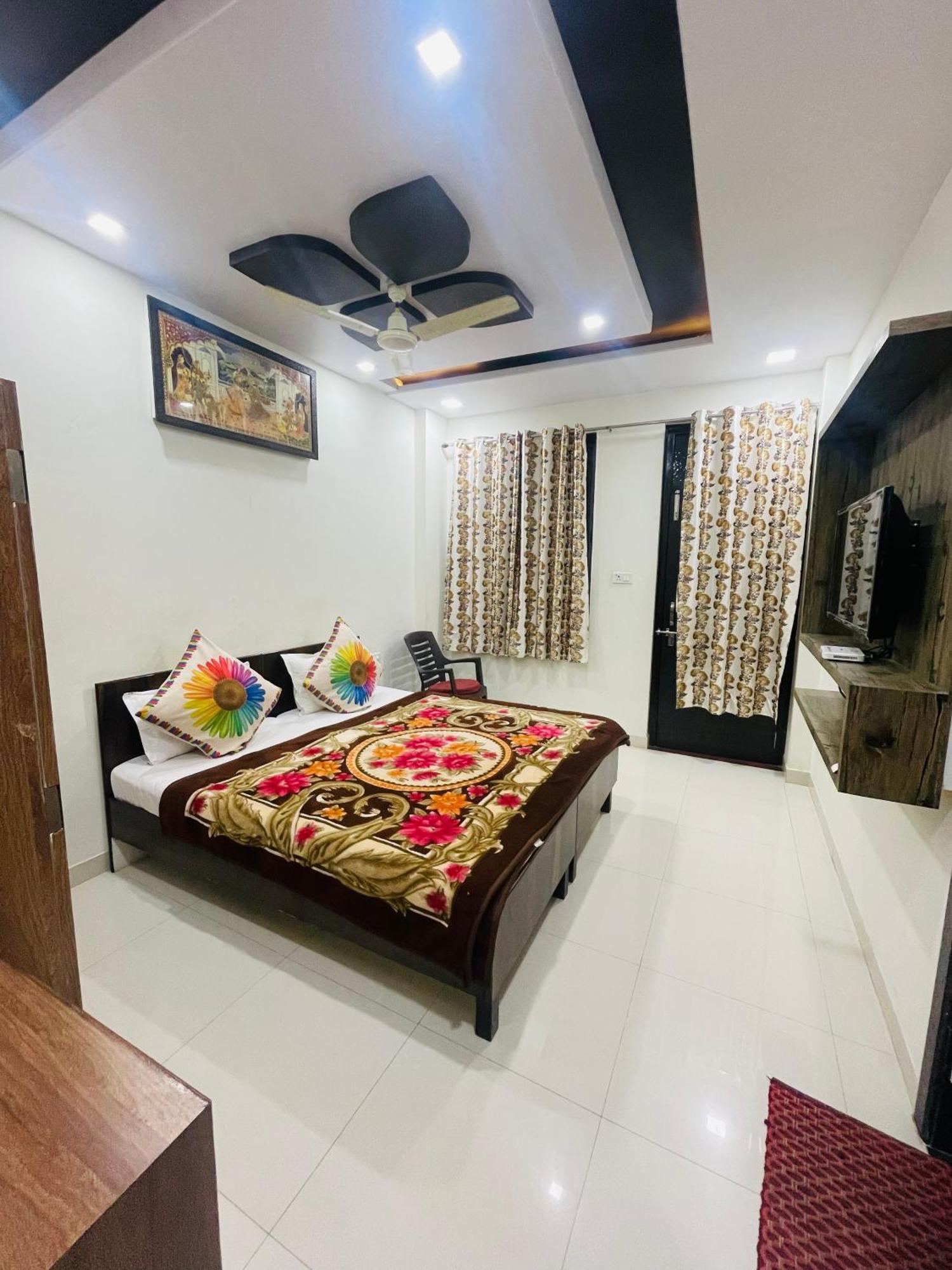 Raj Palace 3*
