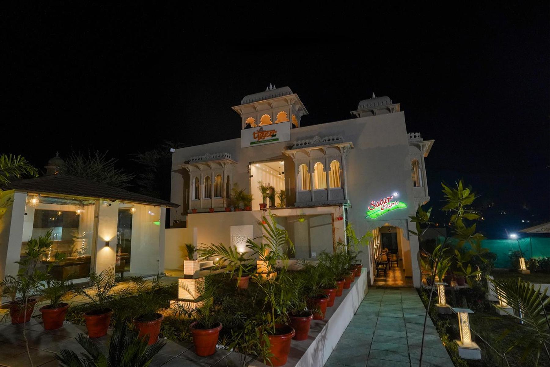Tiger's Trail & Food Court Hotel